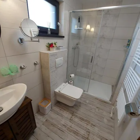 Tri Grose Vlasky Besenova